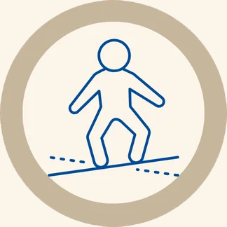 Eine skizzierte Person steht auf einem Brett und versucht zu balancieren, was nicht einfach erscheint. Das Logo ist rund und beigen Farbtönen gehalten.